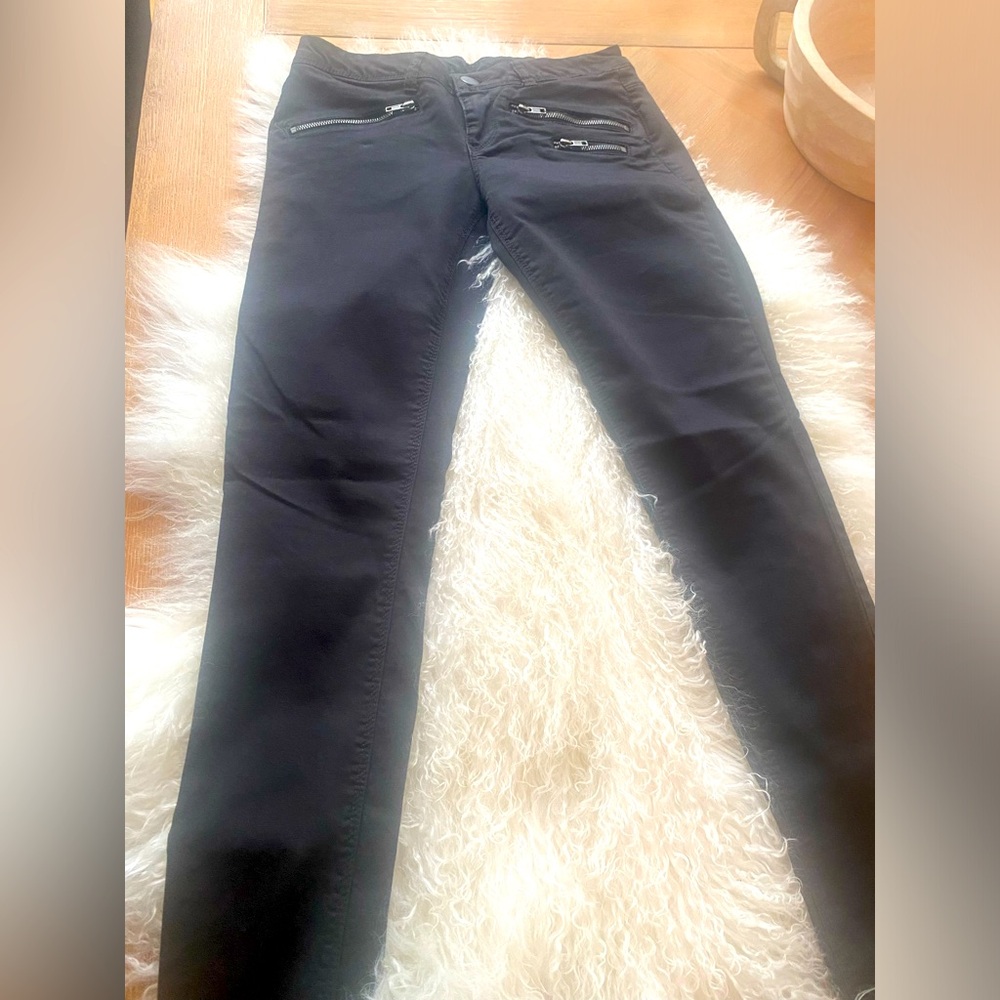 9/10 condition women’s jean multi zip moto pants in petite Size 5!!!
